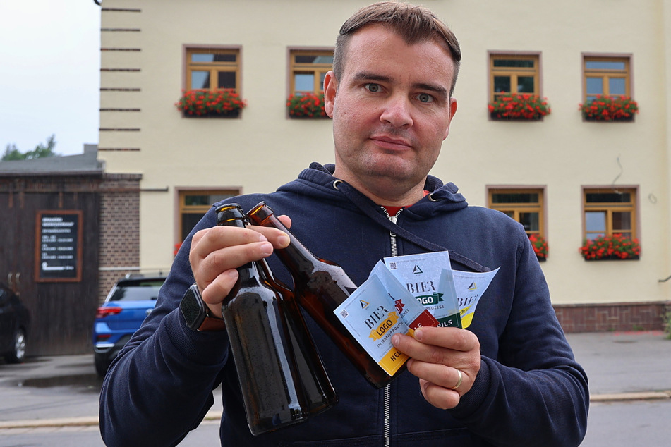 Brauerei-Chef Michael Bergt (36) klebt für die Dauer der gerichtlichen Auseinandersetzung "Prozess-Etiketten" auf seine Bierflaschen.