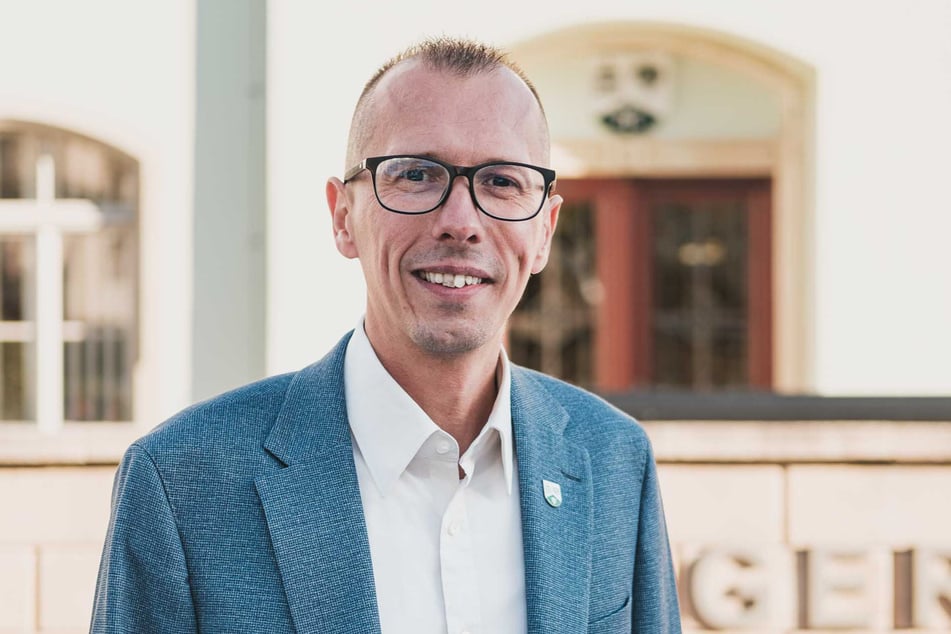 Bürgermeister Heiko Wersig (43) freut sich, das Gold an Vereine verteilen zu können.