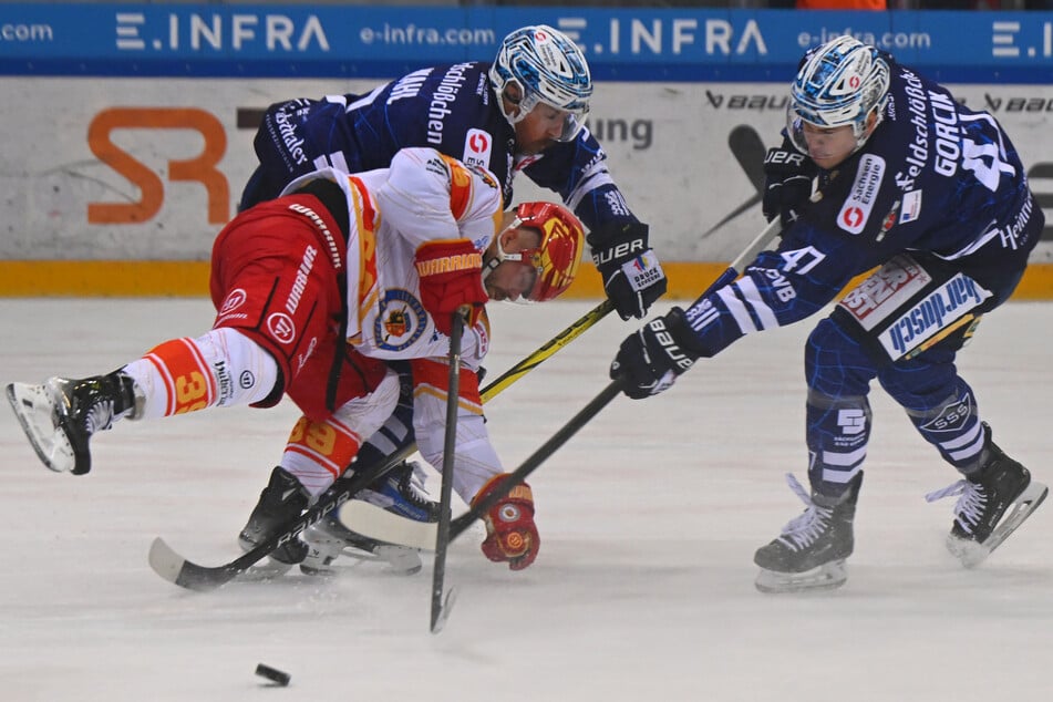 Eislöwe Sebastian Gorcik (r.) ließ hier mit Mitch Wahl dem Kaufbeurener Jere Laaksonen (M.) keine Chance, an die Scheibe zu kommen.