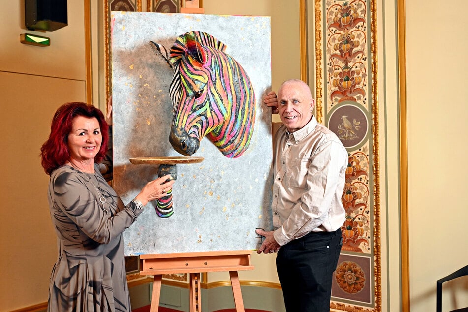 Viola Klein (67) und Stefan Hippler (65) bewundern ein Kunstwerk von Dominik Domke.