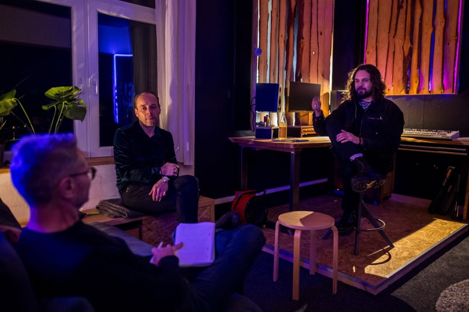 In ihrem Studio erzählen Axel (l.) und Martin ganz locker über ihr Musikprojekt (ganz l. TAG24-Redakteur Thomas Staudt). Beide haben parallel Brotberufe.