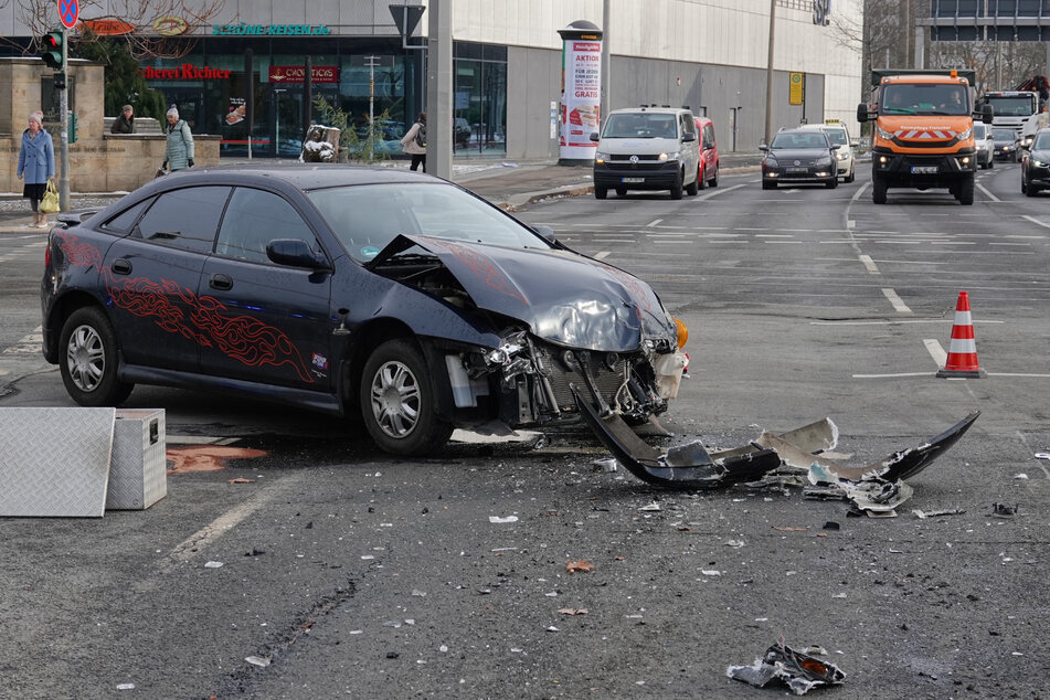 Wohl ein Totalschaden: Der Mazda fuhr in die Seite eines Rettungswagens.