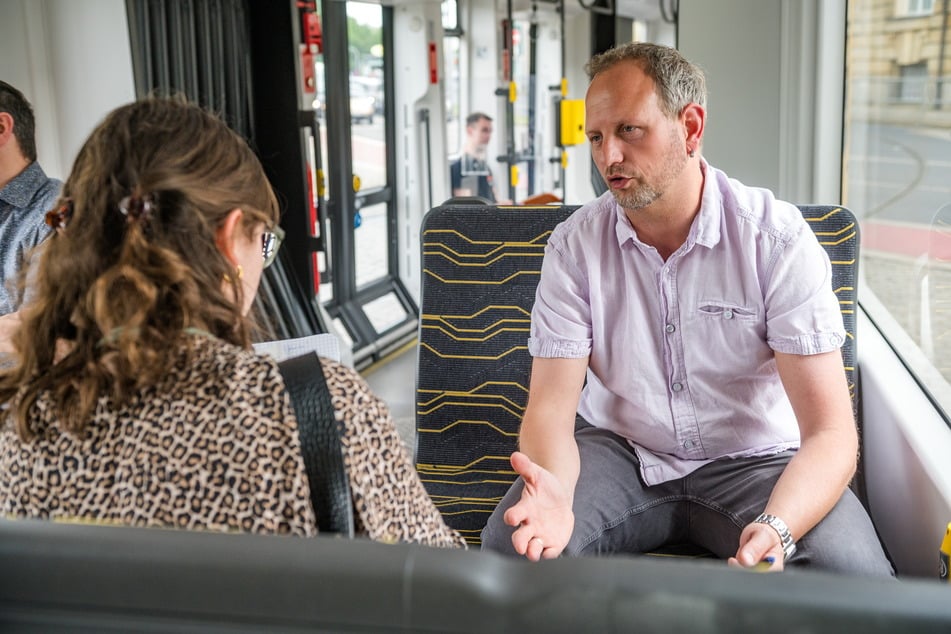 Ingenieur Frank Schnitzer (42, r.) befürwortet das Azubi-Speed-Dating in der Tram, kam mit verschiedenen Bewerbern ins Gespräch. "Das Konzept hätte ich mir vor 20 Jahren schon gewünscht."