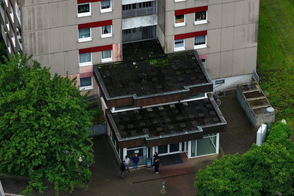 Die Wohnung wurde abgesperrt, Spurensicherungsteams sicherten mögliche Beweismittel.