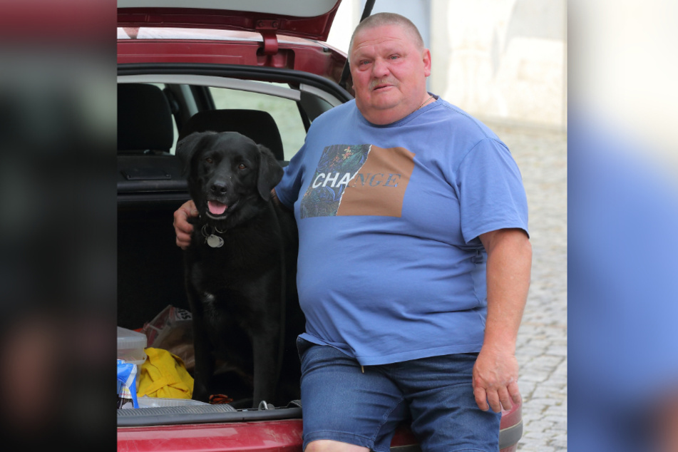Jörg S. (56) und sein Golden Retriever Balu sind unzertrennlich. Leider kann der EU-Rentner mit ihm nur schwer Gassi gehen, fuhr deshalb mit dem Auto nebenher.