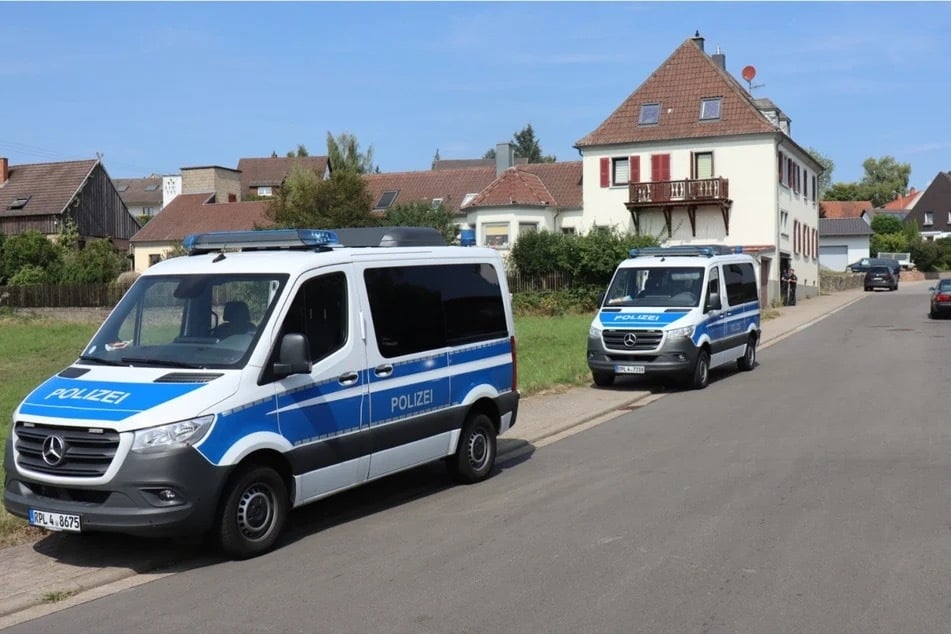 Mehrere Streifenwagen standen am Tatort bereit.