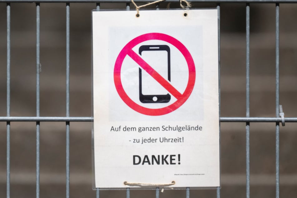 An Bremer Schulen ist die private Nutzung von Handys ab dem 1. Juni verboten. (Symbolfoto)
