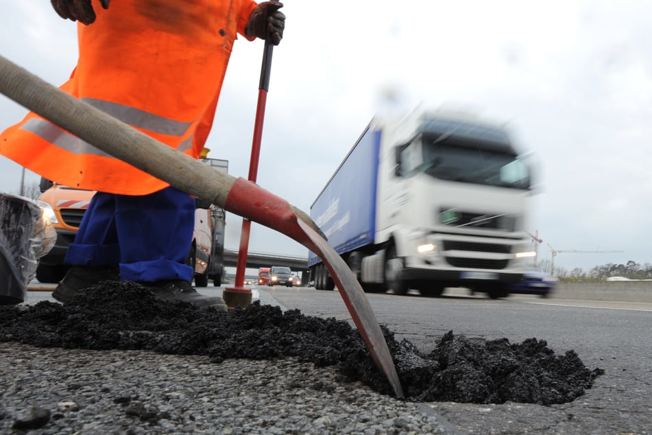 Reparatur-Arbeiten laufen bereits: Nach dem Winter sind die Schäden deutlich sichtbar. (Archivbild)