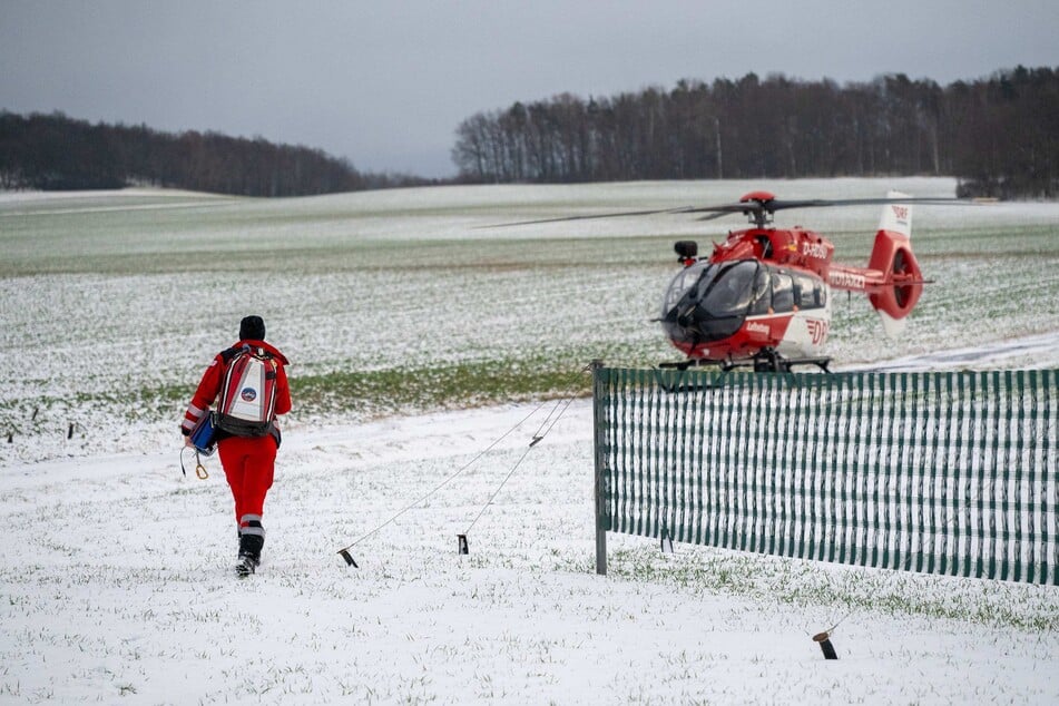 Ein Rettungshubschrauber hielt sich bereit.