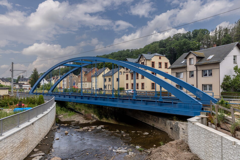 Oberhalb der Citybahn-Brücke in Harthau soll 2024 eine neue Uferstützwand gebaut werden.