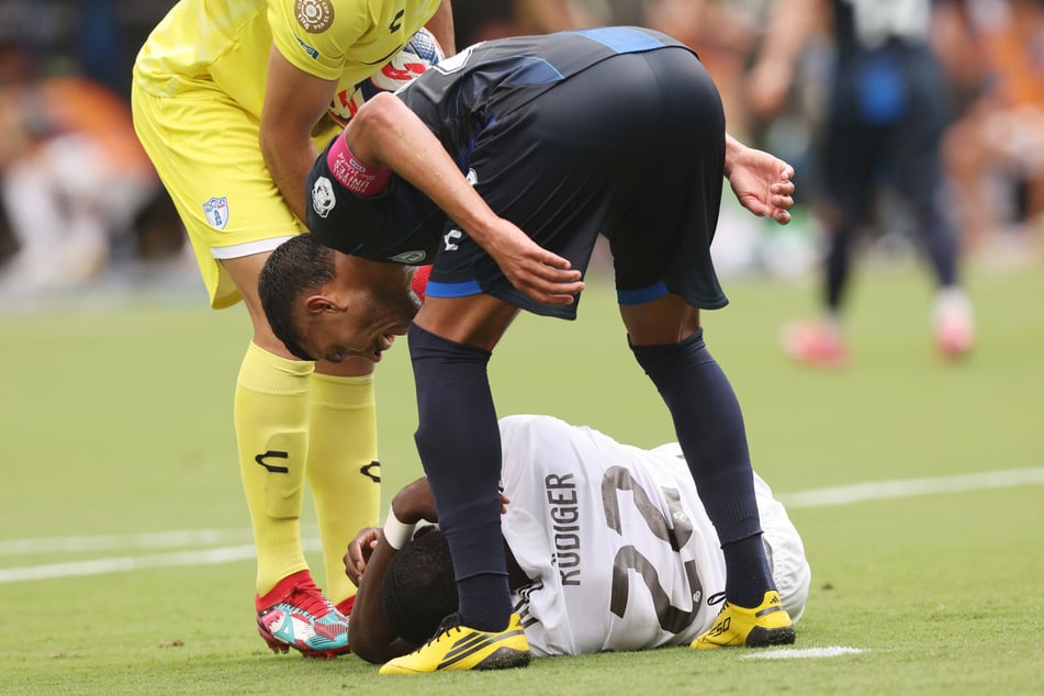 Der deutsche Nationalspieler liegt am Boden, der Argentinier Cabral beschimpft ihn.