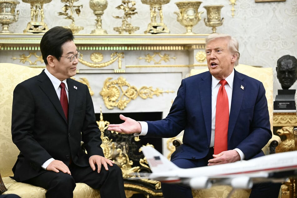 US President Donald Trump (r.) and South Korean President Lee Jae Myung (l.) attend a bilateral meeting in the Oval Office of the White House in Washington, DC, on Monday.