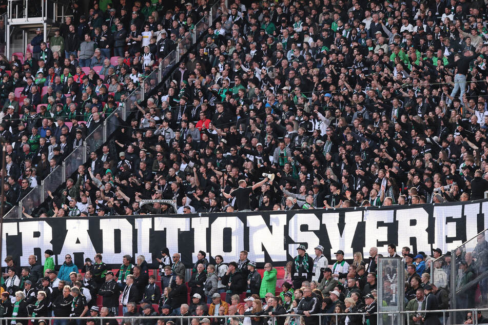 Die Fans von Borussia Mönchengladbach haben mehrere WC-Bereiche in der Red Bull Arena verwüstet.