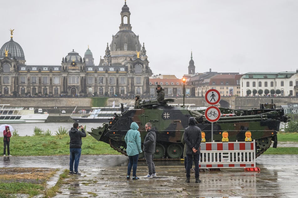 Der Wasserstand der Elbe in der Dresdner Innenstadt hat die Zwei-Meter-Marke überschritten.