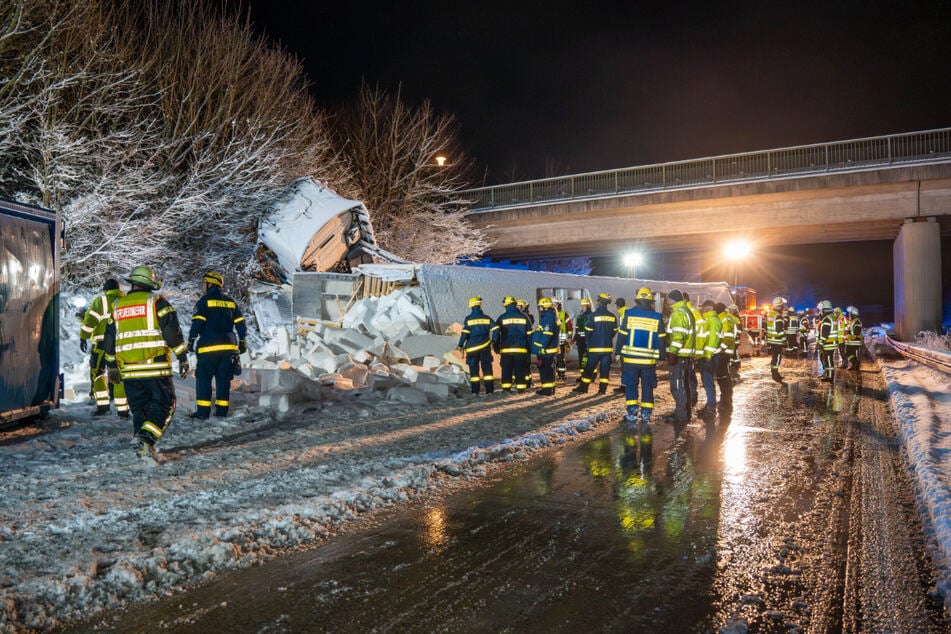 Der Laster war auf schneeglatter Straße ins Rutschen geraten und gegen einen Erdwall gefahren.
