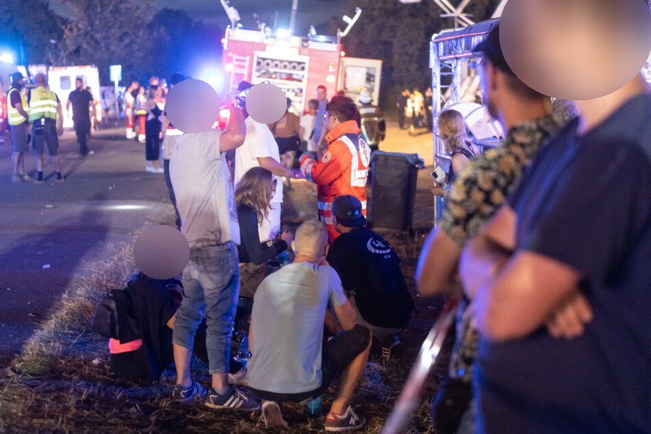 Rund zwei Dutzend Menschen wurden nach aktuellem Stand verletzt, die meisten von ihnen waren mit Rauch in Kontakt gekommen. Rettungskräfte kümmerten sich um die Betroffenen, während die Polizei bereits die Ermittlungen zu dem Brand aufnahm.