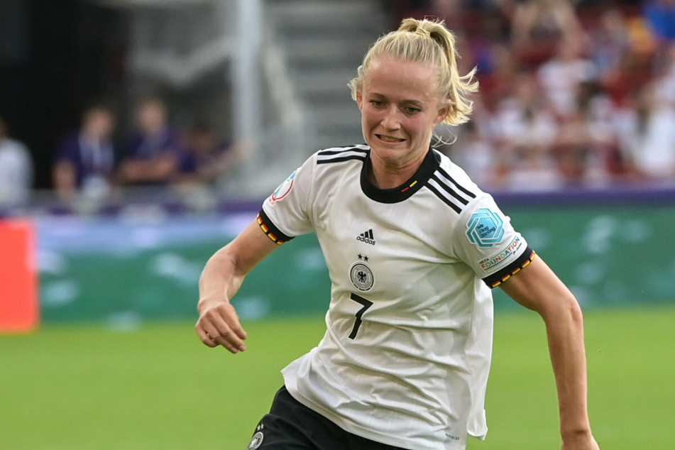 Die Nationalspielerin Lea Schüller (24) muss sich wegen einer Corona-Infektion bei der Europameisterschaft in England in Isolation begeben.