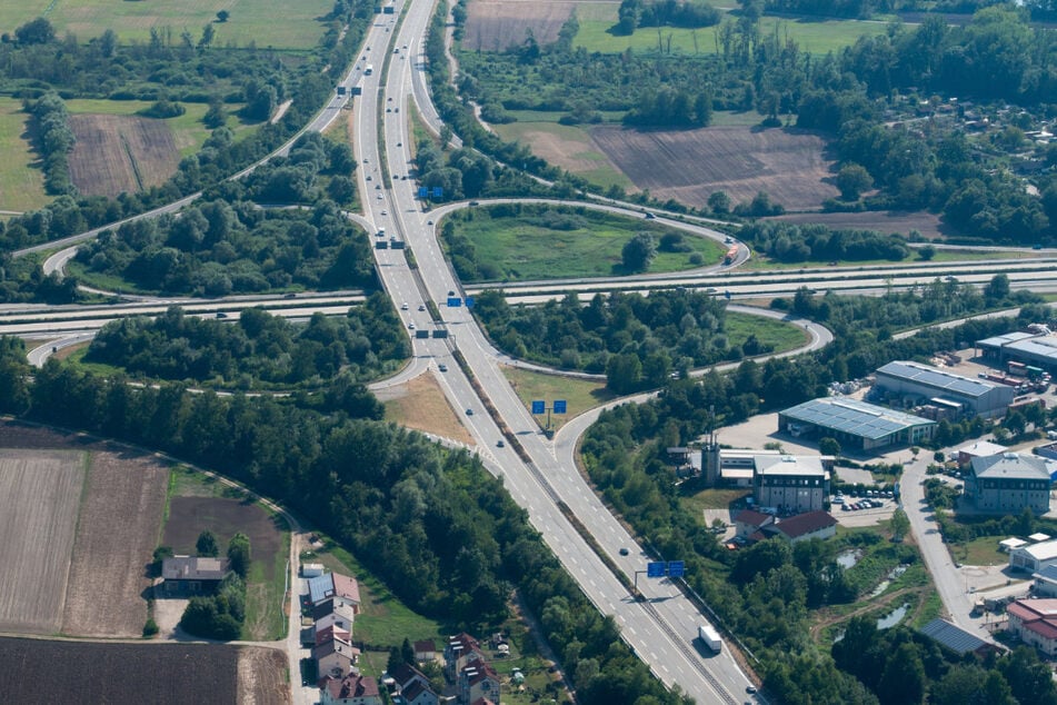 Die A3 muss wegen Sanierungsarbeiten zwischen dem Autobahnkreuz Deggendorf und Hengersberg an zwei Wochenenden gesperrt werden.