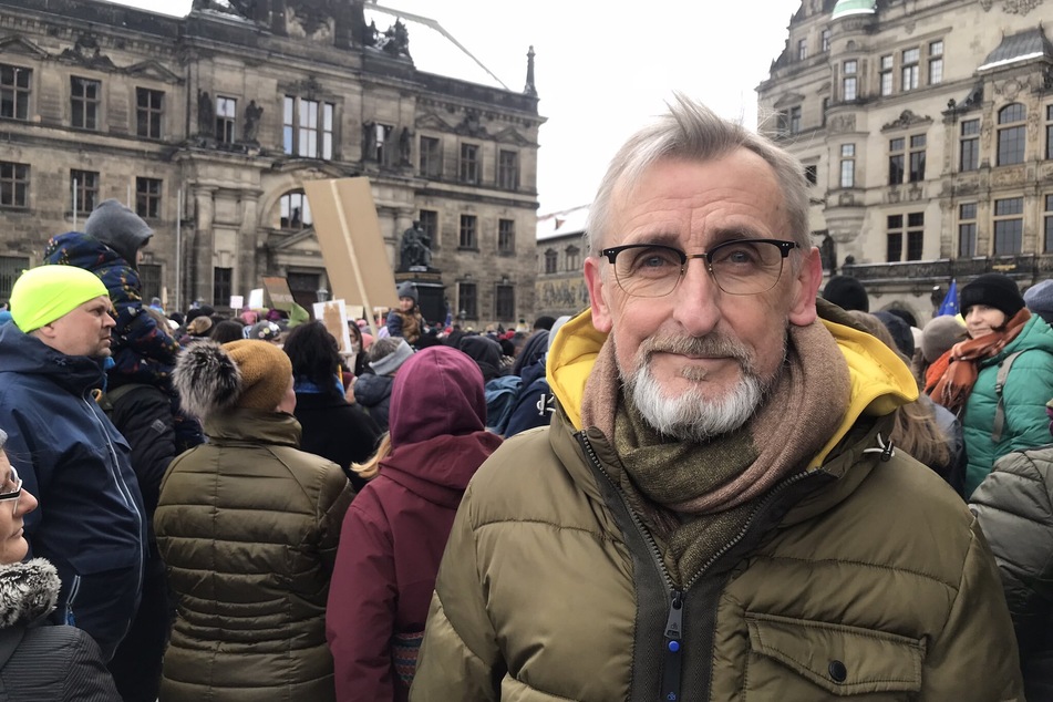 Zu Beginn der Kundgebung fand sich auch Sachsens Innenminister Armin Schuster (62, CDU) auf dem Schlossplatz ein.
