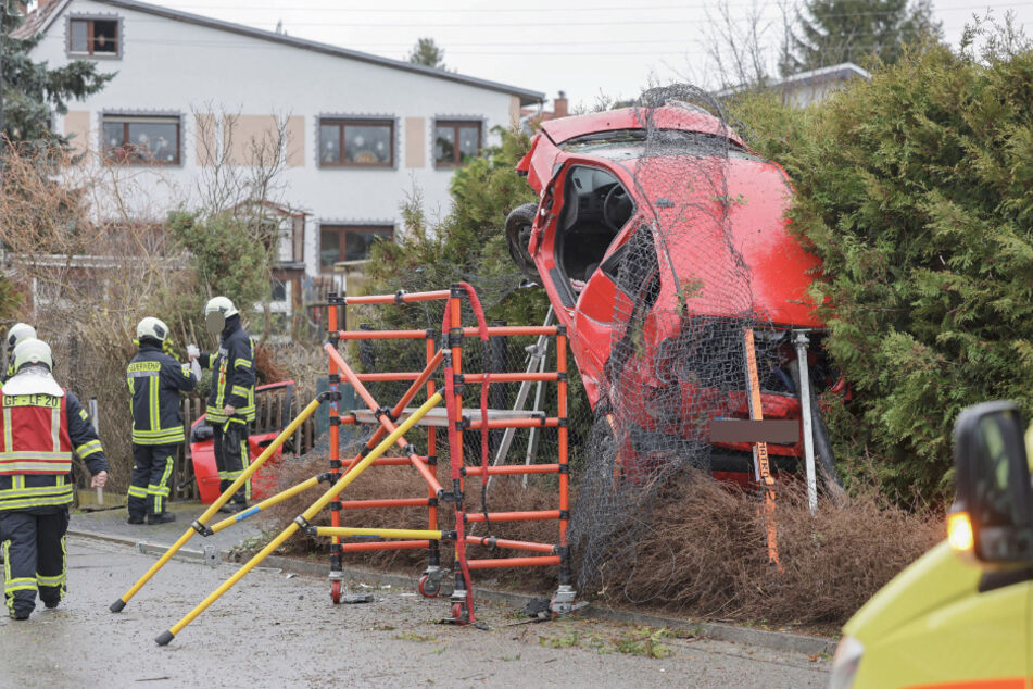Ein Hyundai-Fahrer (82) landete am Donnerstagmittag in Meerane (Landkreis Zwickau) in einer Hecke.