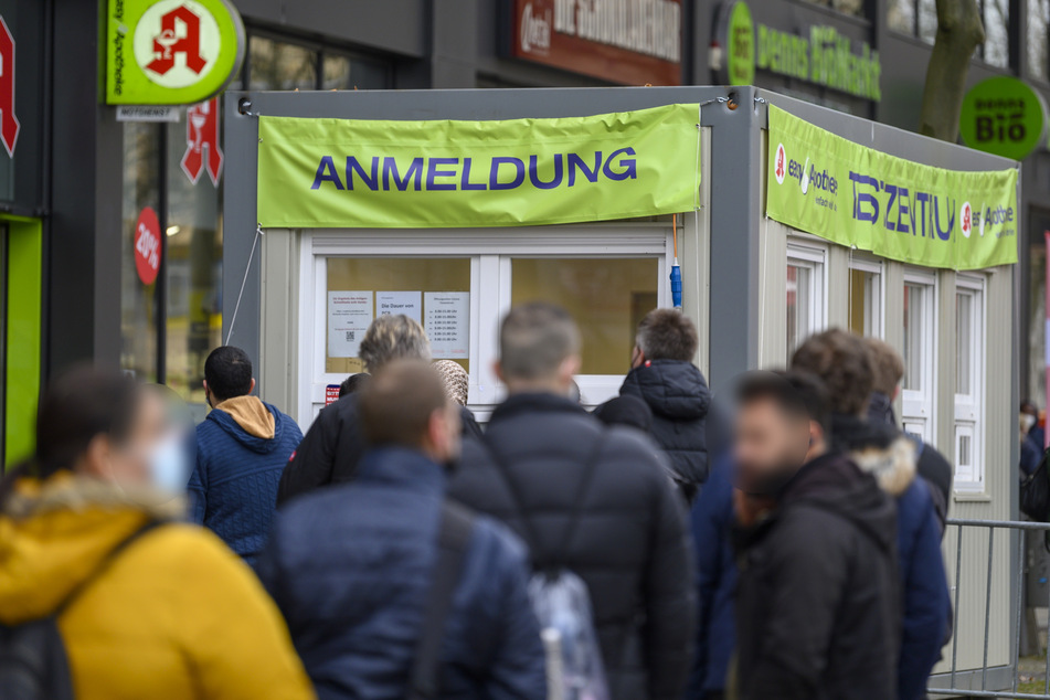 Die Chemnitzer strömen auch noch am Nachmittag eifrig zu den Teststellen.