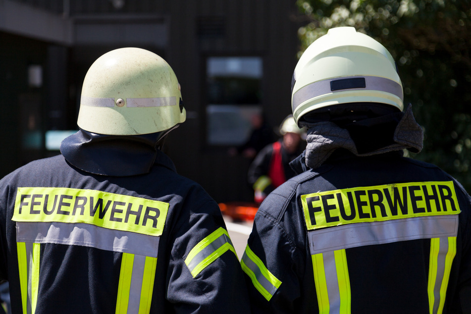 Zwei Kameraden der Feuerwehr wurden bei dem Einsatz leicht durch Rauchgas verletzt. (Symbolbild)