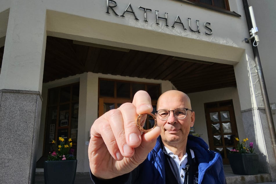 Stolz zeigt der Berliner seinen Ehering.