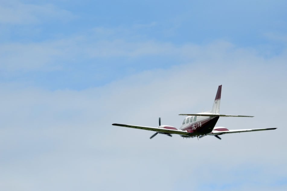 Ein zweimotoriges Propellerflugzeug des US-amerikanischen Herstellers Cessna stürzte ab. (Symbolfoto)