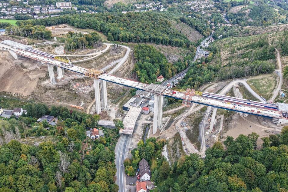 Bereits ab dem 22. Dezember soll die Rahmedetalbrücke auf der A45 bei Lüdenscheid wieder für den Verkehr freigegeben werden. (Archivbild)