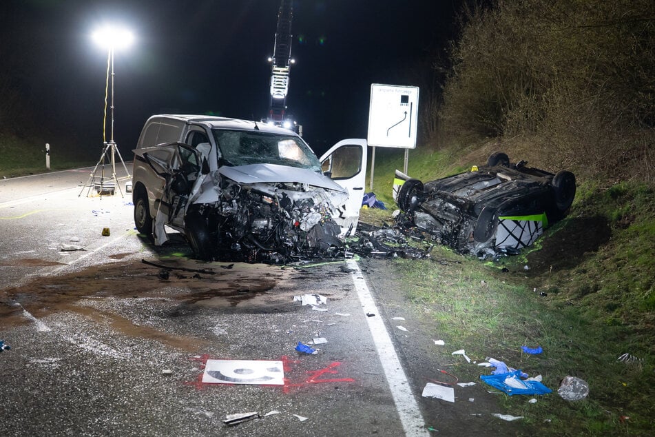Möglicherweise kann sich die gesuchte Person an den auffällig lackierten Unfallwagen (r.) erinnern.