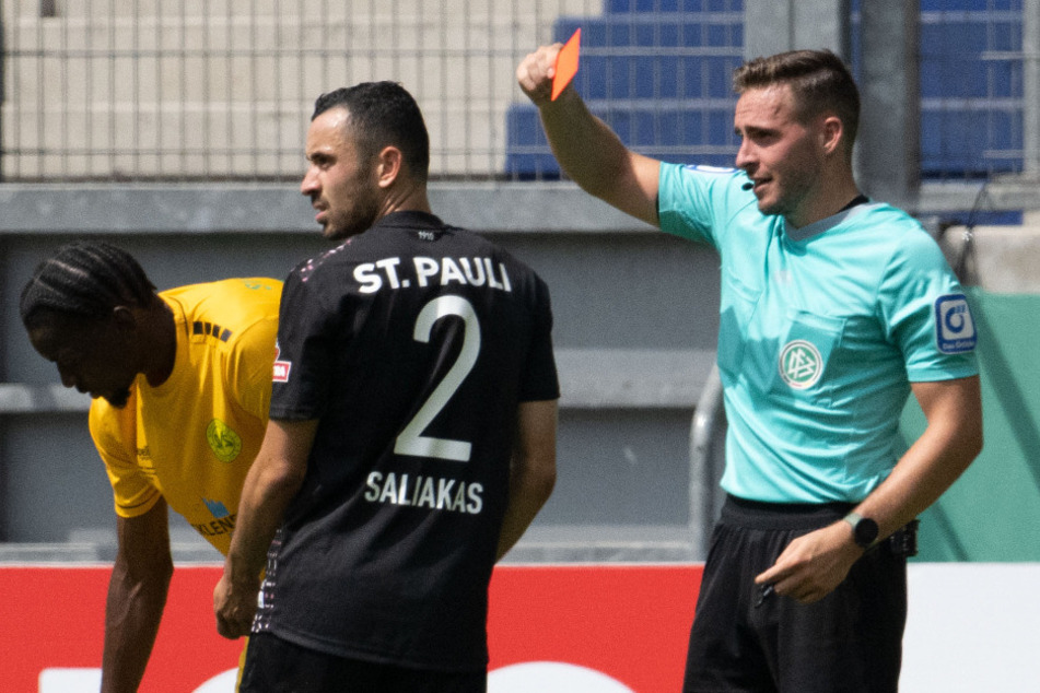Schiedsrichter der Partie ist Tom Bauer (26). Er pfiff in der letzten Saison den FC St. Pauli im DFB-Pokal und zeigte Manolis Saliakas (26) die rote Karte.
