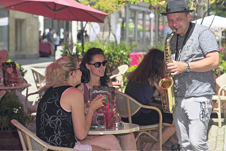 Das ist mal Live-Musik: Michael Schreinert spielt bei "City Jazz & Friends" Saxofon für die Café-Gäste.