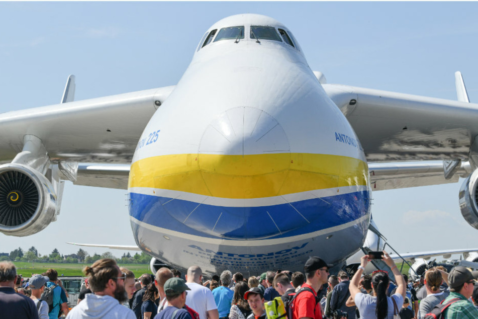 Viele Besucher stehen vor dem Transportflugzeug Antonow An-225 auf dem Gelände der ILA 2018. (Archivbild)