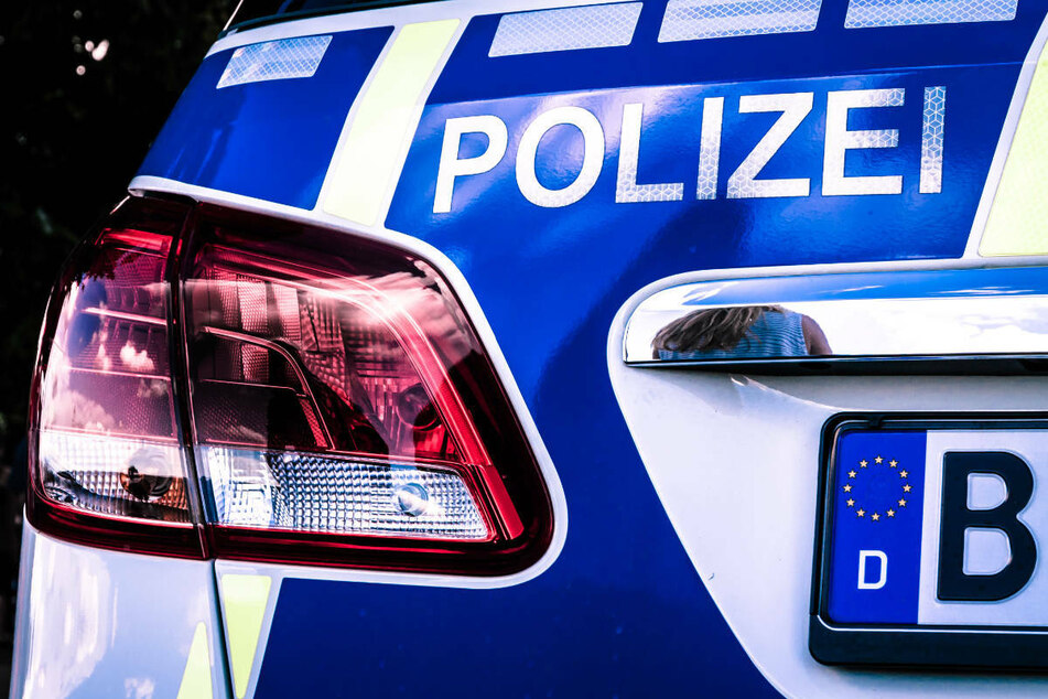 Am Mittwochmorgen wurde ein Mann ohne Mund-Nase-Schutz von der Polizei am Flughafen-Bahnhof Schönefeld kontrolliert und verhaftet. (Symbolfoto)
