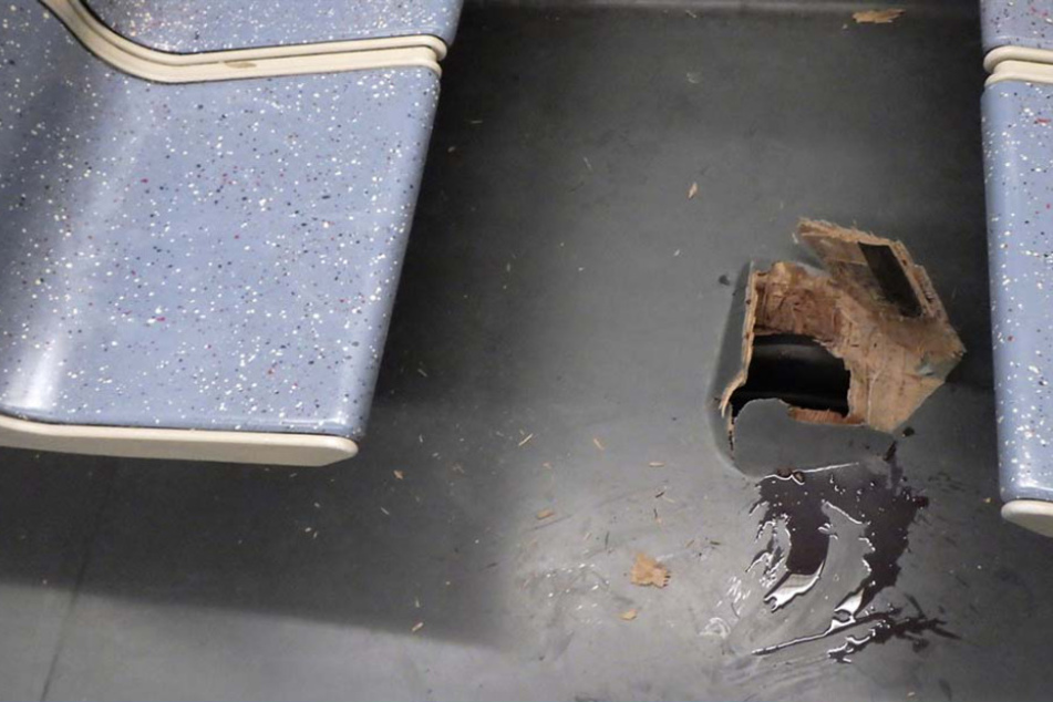 E-Scooter schlägt Loch in KVB-Bahn