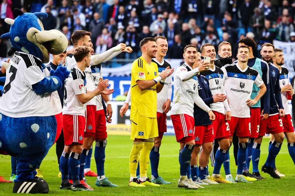 Strahlende Gesichter beim HSV: Nach dem Heimsieg gegen Regensburg feierten die Rothosen zusammen mit ihren Fans.