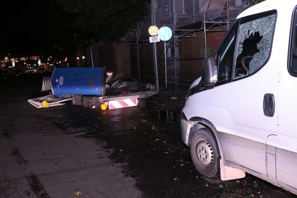 Die Protestierenden der linksradikalen Szene haben Scheiben mehrerer Autos und auch von Supermärkten zerstört.