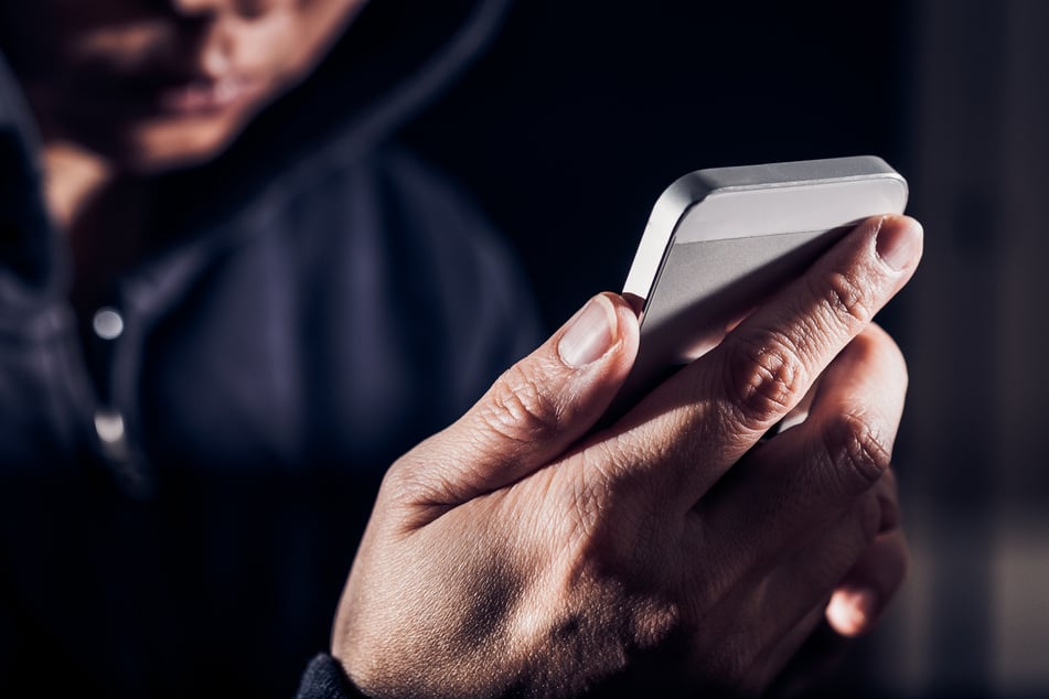 Ein Mitarbeiter wollte von seinem Chef per SMS Geld erpressen. Die Polizei stellte ihn bei der Geldübergabe. (Symbolbild)