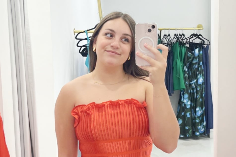 Ava Asta (23) nimmt ihr Stofftier überall mit hin. Hier hat sie ausnahmsweise mal das Handy in der Hand.