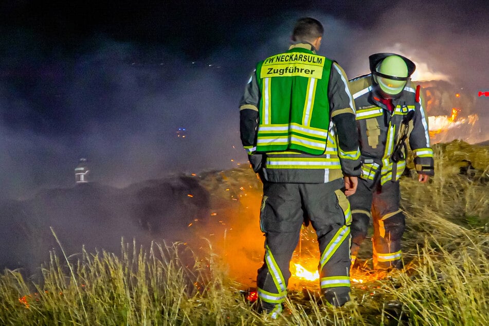 Mit 18 Einsatzkräften rückte die Feuerwehr an, um den Heuballen-Brand zu löschen.