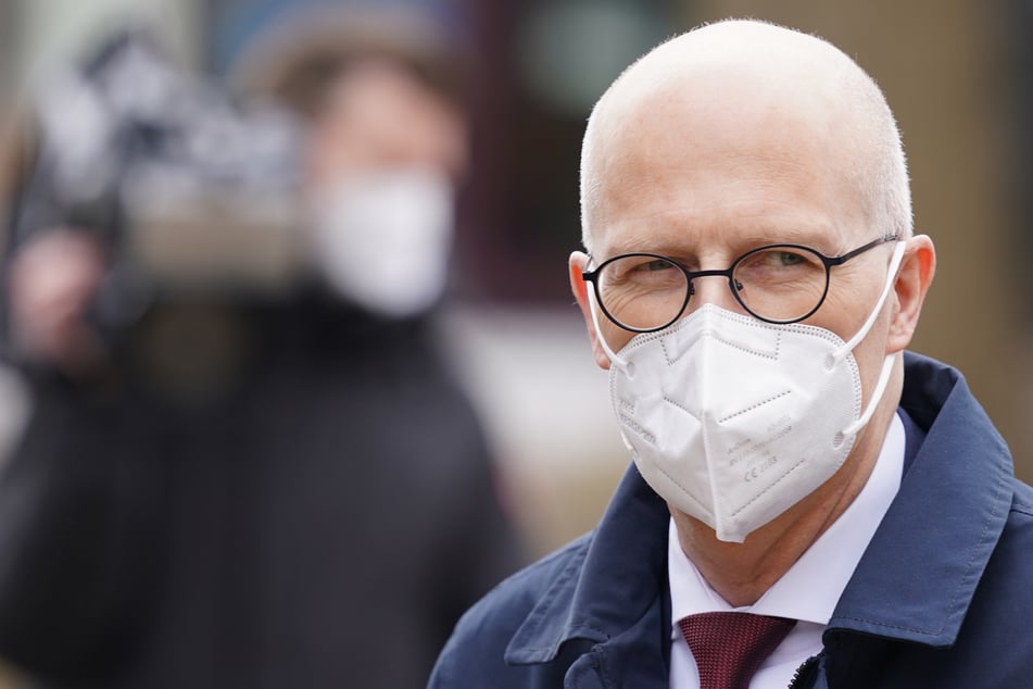 Peter Tschentscher (55, SPD) trägt eine FFP2-Maske. Der Bürgermeister hat eine Verlängerung des Lockdowns in Aussicht gestellt. (Archivbild)
