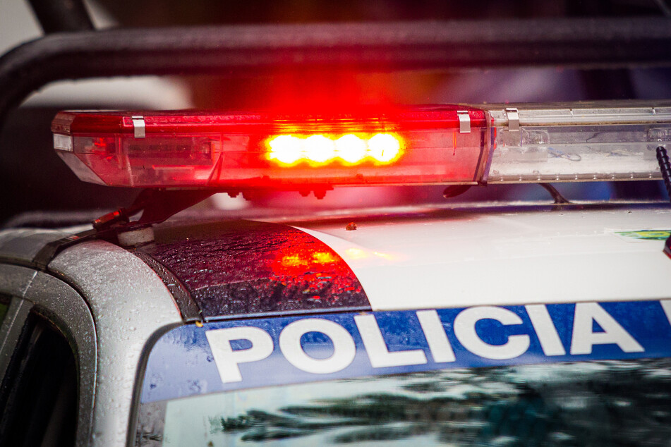 Die Polizei ermittelt nun, wie es zu dem heftigem Crash kommen konnte (Symbolbild).