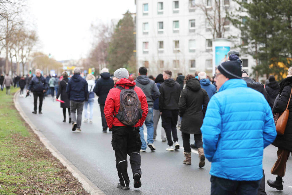 Der Demo-Zug nahm die St. Petersburger Straße komplett ein.