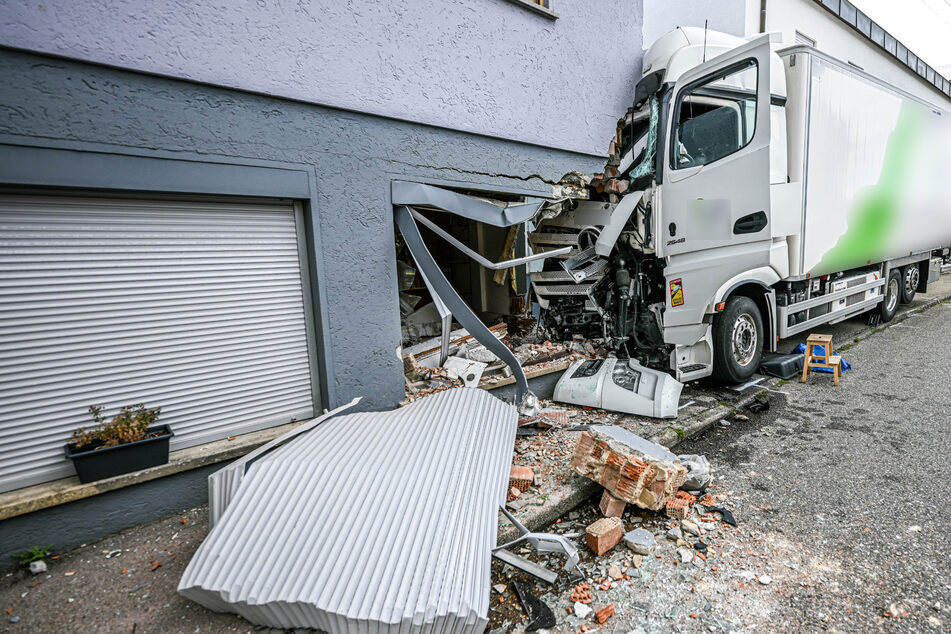 Lastwagen kracht in Hauswand und bleibt stecken
