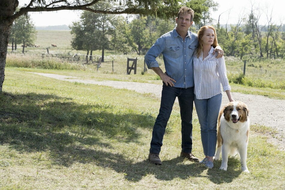 Ethan (Dennis Quaid, 70) und Hannah (Marg Helgenberger, 66) mit ihrem Hund Bailey.