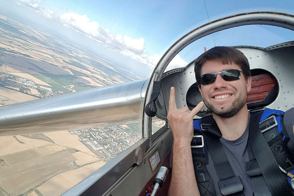 Richard Münzberger (31) malt vergängliche Kunstwerke in die Luft: "Am liebsten mag ich Abschwünge, weil ich dabei das Potenzial meines Flugzeugs am besten entfalten kann." Dabei beschleunigt er auf bis zu 280 km/h.