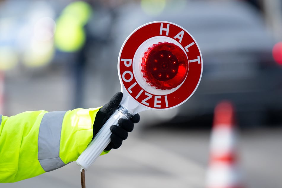 Die Polizei kontrollierte ein ungleiches Paar an der Grenze und machte prompt einen interessanten Fund. (Symbolbild)