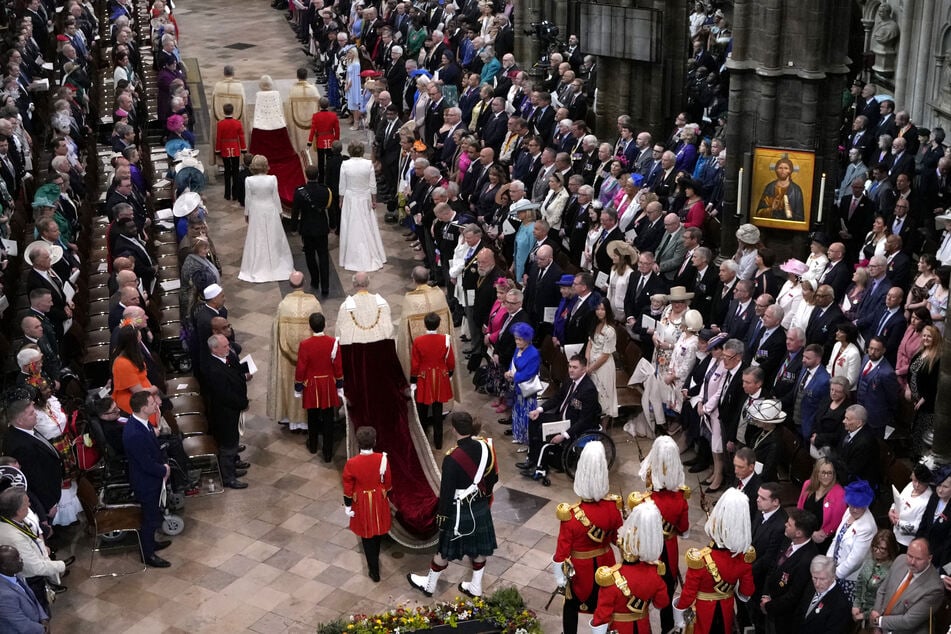 König Charles III. (74) und Königin Camilla (75) ziehen in die Westminster Abbey ein.