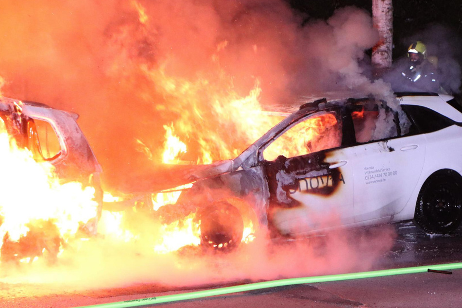 Die Feuerwehr bei den Löscharbeiten. Ein Firmenwagen von "Vonovia" wurde in Brand gesteckt und griff auf ein davor geparktes Auto über.