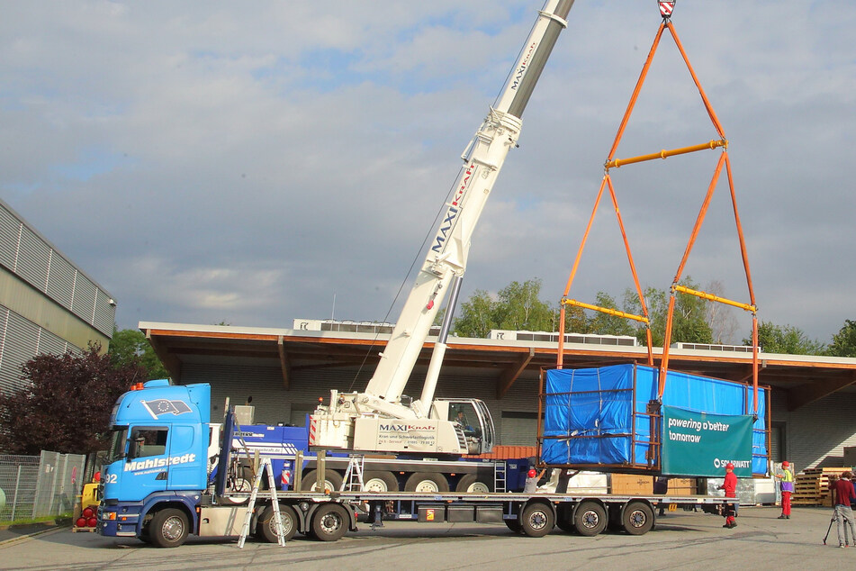 Schwerlasttransporter lieferten am Donnerstag die neuen Maschinen in Klotzsche ab.